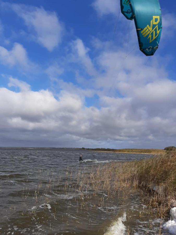 Freistehendes Einfamilienhaus Mit Boddenblick Naehe Ostsee Fuhlendorf  Luaran gambar